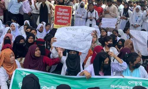 কারিগরি শিক্ষার্থীদের প্রাপ্য অধিকার হরণের অভিযোগসহ সাত দফা দাবিতে তারা রাস্তায় নেমেছেন