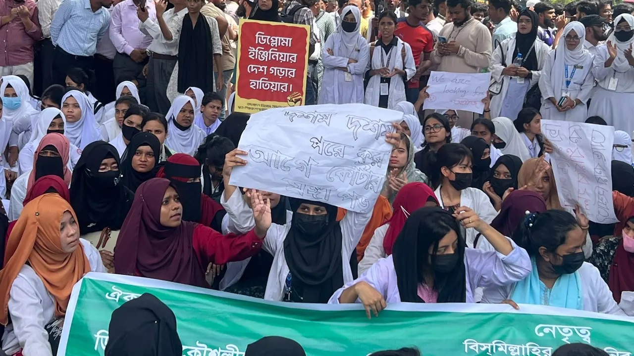 কারিগরি শিক্ষার্থীদের প্রাপ্য অধিকার হরণের অভিযোগসহ সাত দফা দাবিতে তারা রাস্তায় নেমেছেন