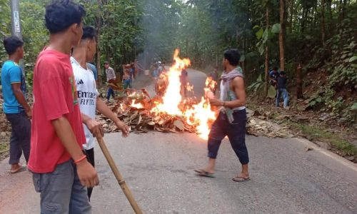 ম্ম ছাত্র-জনতা নামে একটি সংগঠনের ব্যানারে ডাকা এ অবরোধে স্থবির হয়ে পড়েছে পাহাড়ের জনজীবন