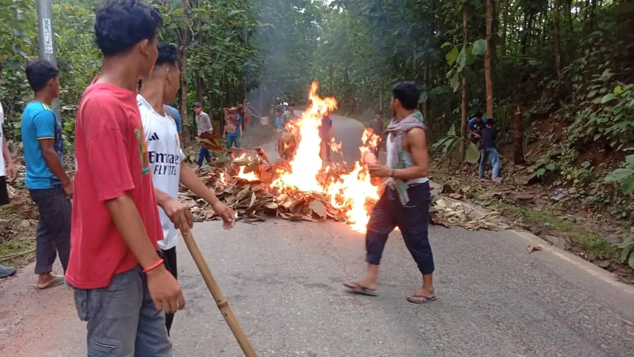 ম্ম ছাত্র-জনতা নামে একটি সংগঠনের ব্যানারে ডাকা এ অবরোধে স্থবির হয়ে পড়েছে পাহাড়ের জনজীবন