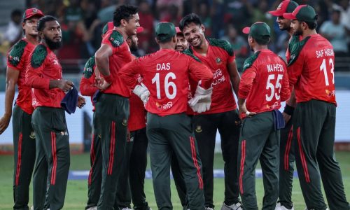 দুবাই ইন্টারন্যাশনাল স্টেডিয়ামে আজ ভারতের বিপক্ষে পরীক্ষায় টস জিতে বোলিং নিয়েছে বাংলাদেশ।