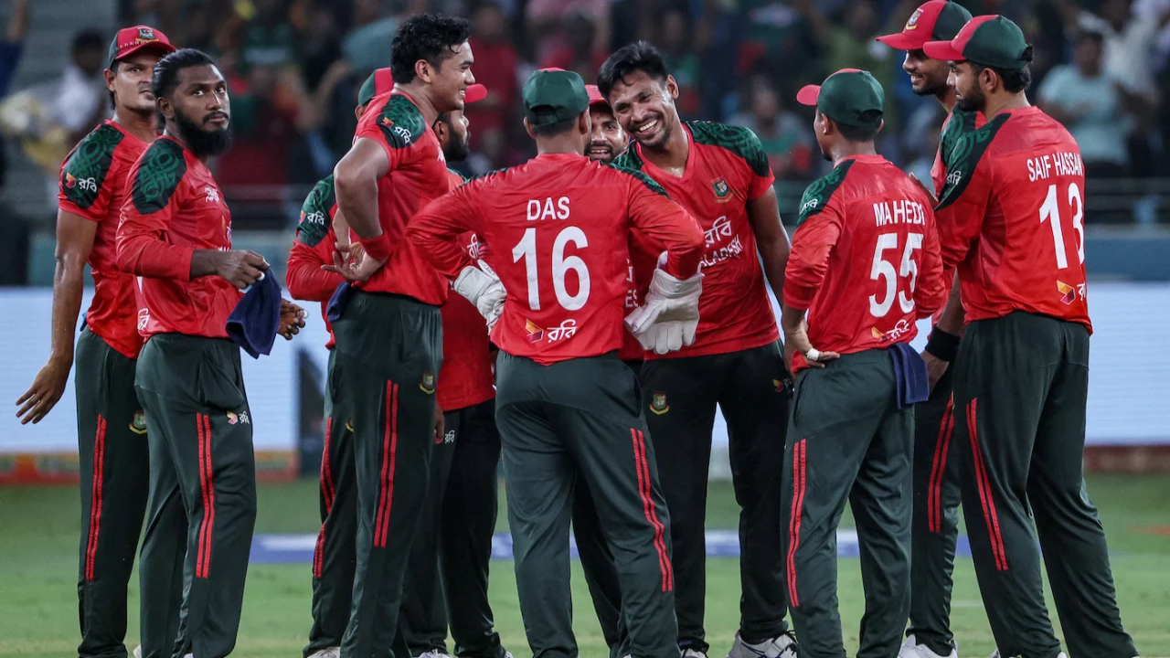 দুবাই ইন্টারন্যাশনাল স্টেডিয়ামে আজ ভারতের বিপক্ষে পরীক্ষায় টস জিতে বোলিং নিয়েছে বাংলাদেশ।