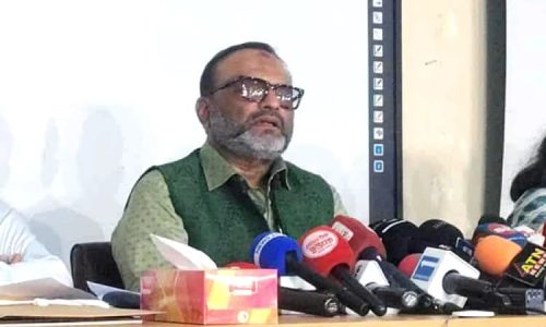 বিশ্ববিদ্যালয় প্রশাসনিক ভবনস্থ অধ্যাপক আব্দুল মতিন চৌধুরী ভার্চুয়াল ক্লাস রুমে এক জরুরি সংবাদ সম্মেলনে এ বিষয়ে কথা বলেন উপাচার্য অধ্যাপক ড. নিয়াজ আহমদ খান।