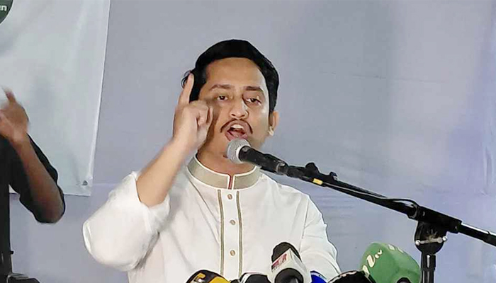 দুপুরে সামাজিক যোগাযোগমাধ্যম ফেসবুকে এক পোস্টে তিনি এ মন্তব্য করেন।
