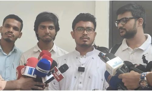 সিনেট ভবনের সামনে তিনি এ ঘোষণা দেন
