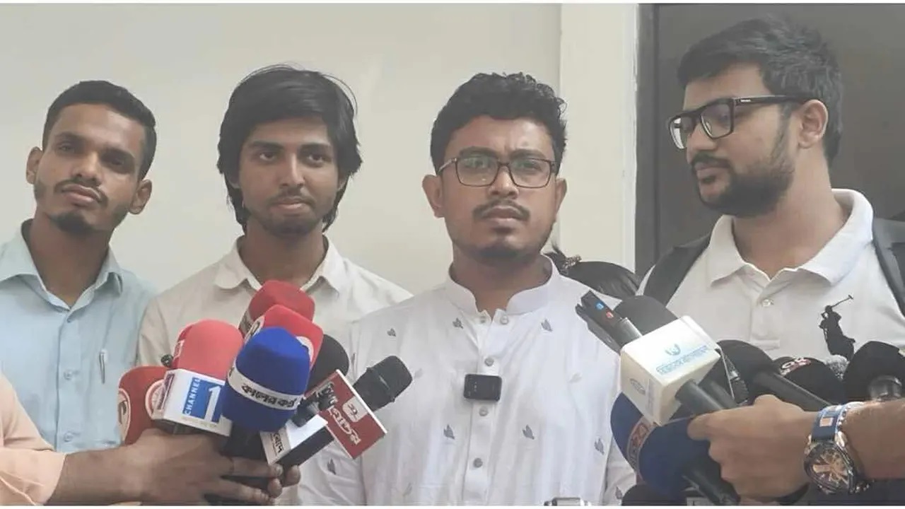 সিনেট ভবনের সামনে তিনি এ ঘোষণা দেন