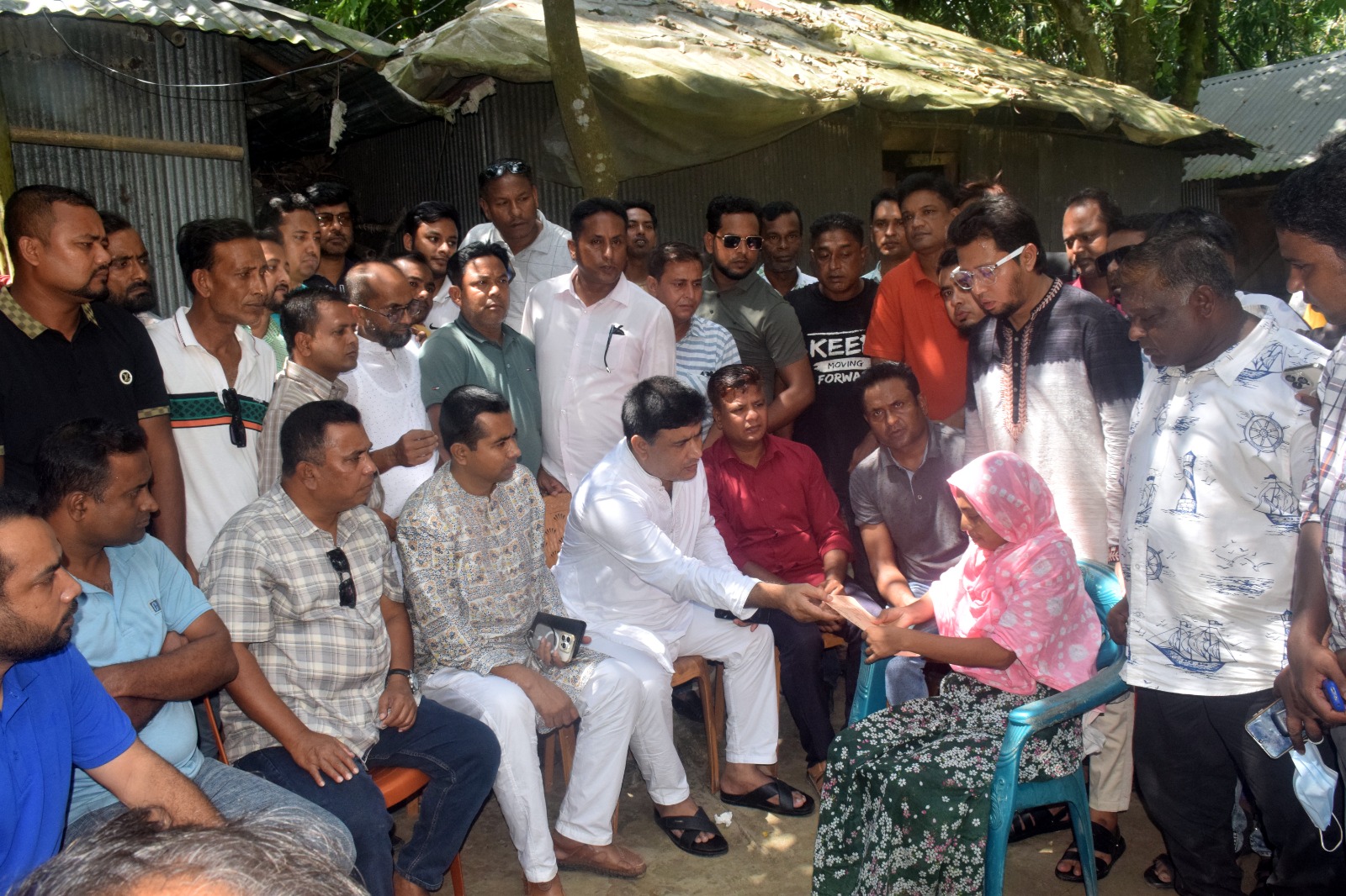 তারেক রহমানের দেয়া চিকিৎসা সহায়তা ও তাদের পরিবারের খোঁজ-খবর নেয় জেলা যুবদল