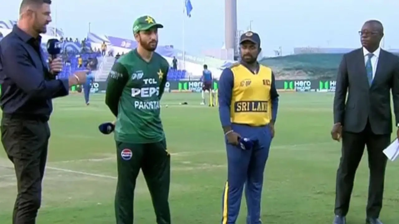 সুপার ফোরে মুখোমুখি পাকিস্তান ও শ্রীলঙ্কা। দুই দলের জন্য গুরুত্বপূর্ণ এই ম্যাচে টস জিতে আগে ফিল্ডিংয়ের সিদ্ধান্ত নিয়েছেন পাকিস্তান