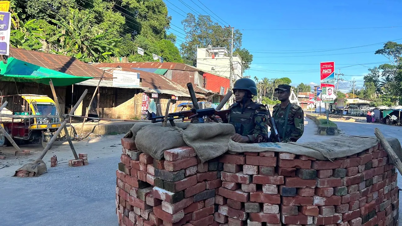 খাগড়াছড়ি-চট্টগ্রাম ও খাগড়াছড়ি-ঢাকা সড়কে অবরোধ শিথিলের ঘোষণা দেওয়া হলেও যান চলাচল স্বাভাবিক হয়নি