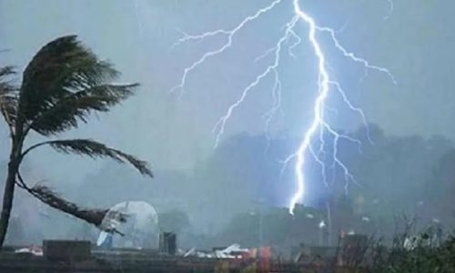 এর প্রভাবে দেশের বিভিন্ন স্থানে দমকা হাওয়াসহ হালকা থেকে মাঝারি ধরনের বৃষ্টি অথবা বজ্রবৃষ্টি হওয়ার পূর্বাভাস দিয়েছে আবহাওয়া অধিদপ্তর।