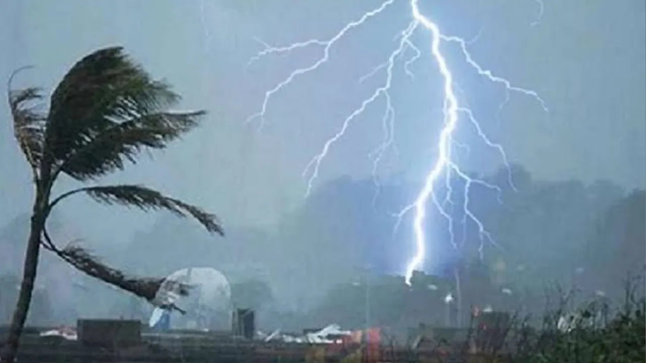 এর প্রভাবে দেশের বিভিন্ন স্থানে দমকা হাওয়াসহ হালকা থেকে মাঝারি ধরনের বৃষ্টি অথবা বজ্রবৃষ্টি হওয়ার পূর্বাভাস দিয়েছে আবহাওয়া অধিদপ্তর।