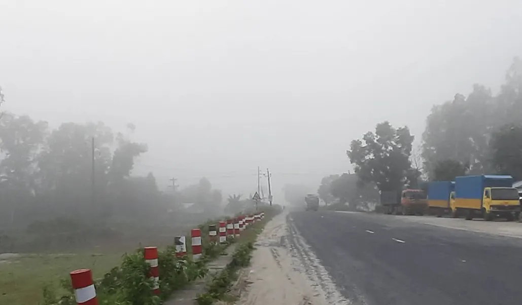 কুয়াশা নেমে আসতে শুরু করেছে সর্বোত্তরের উপজেলা তেঁতুলিয়ায়