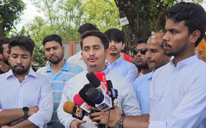 শাপলা প্রতীক দেওয়া নিয়ে নির্বাচন কমিশন চাপে থাকার কারণে ব্যাখ্যা দিতে পারছে না