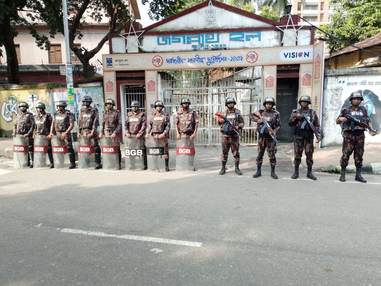 উৎসব চলাকালে আইনশৃঙ্খলা রক্ষা ও শান্তিপূর্ণ পরিবেশ বজায় রাখতে কাজ করছেন তারা।