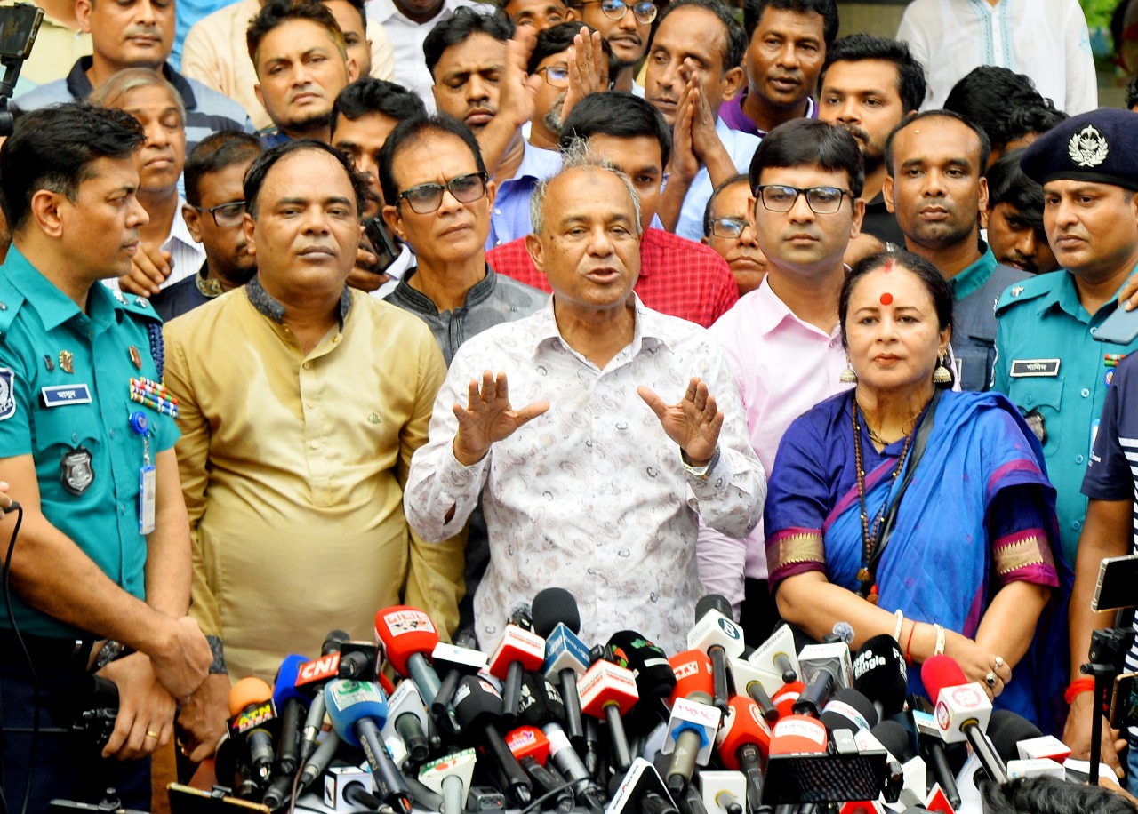 রমনা কালী মন্দির পরিদর্শন শেষে সাংবাদিকদের ব্রিফিংকালে