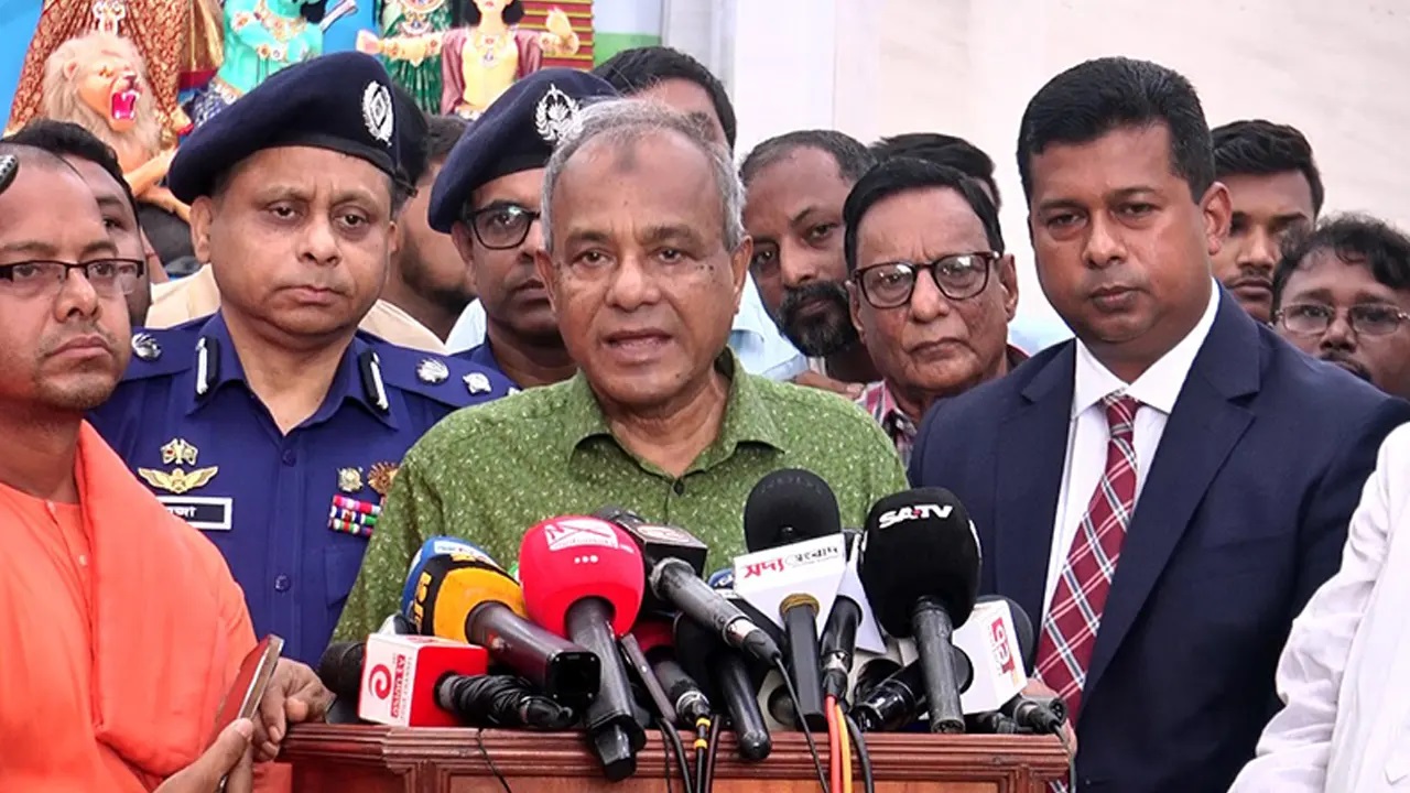 নারায়ণগঞ্জ শহরের মিশনপাড়া এলাকার রামকৃষ্ণ মিশন আশ্রম পরিদর্শনে এসে তিনি এসব কথা বলেন