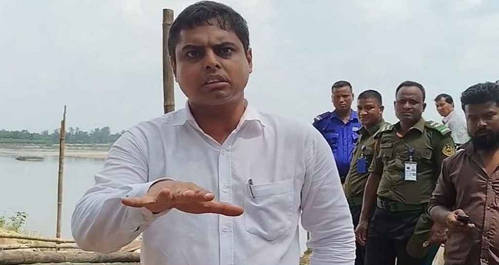 করতোয়া নদীতে নৌকাডুবির তিন বছর পূর্তি উপলক্ষে আয়োজিত স্মরণসভা ও মহালয়ার অনুষ্ঠানে ঘটনাটি ঘটে