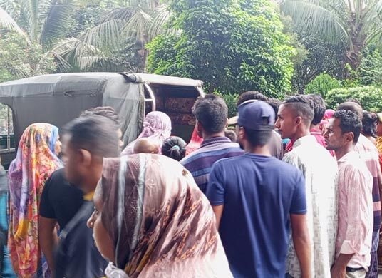একজন চিকিৎসাধীন অবস্থায় এবং একজন হাসপাতালে আসার আগেই মারা গেছেন