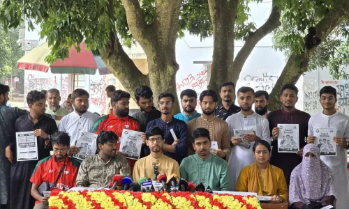এ সময় সম্মিলিত শিক্ষার্থী জোট প্যানেলের জিএস প্রার্থী ফাহিম রেজা ও এজিএস প্রার্থী সালমাল সাব্বিরসহ অন্য প্রার্থীর উপস্থিত ছিলেন