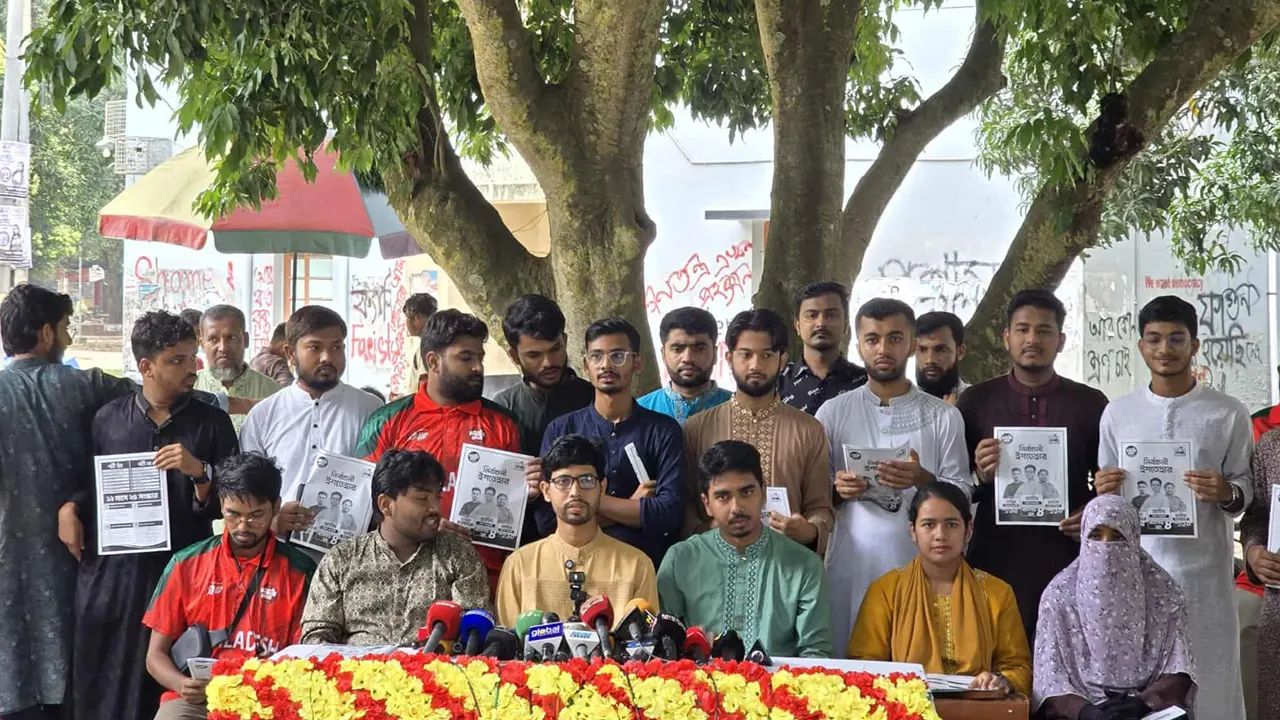 এ সময় সম্মিলিত শিক্ষার্থী জোট প্যানেলের জিএস প্রার্থী ফাহিম রেজা ও এজিএস প্রার্থী সালমাল সাব্বিরসহ অন্য প্রার্থীর উপস্থিত ছিলেন