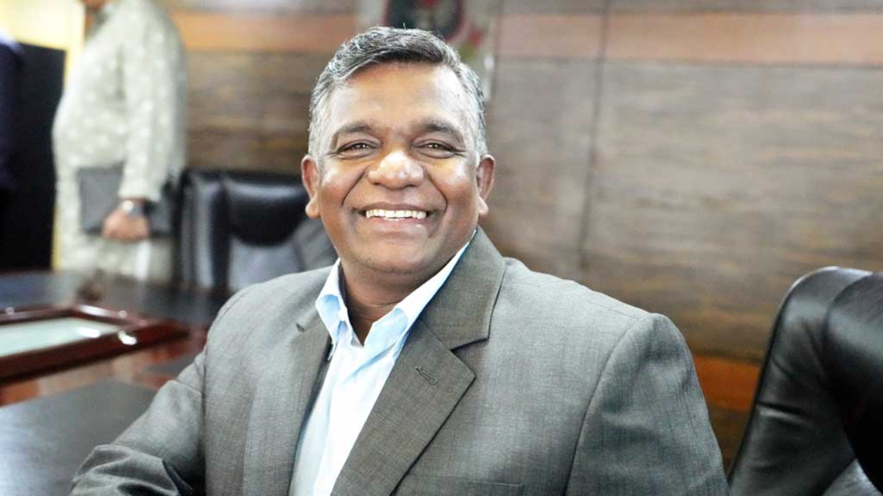 জেলা ও বিভা‌গের অ্যাডহক ক‌মি‌টি থে‌কে কাউন্সিলর করা নিয়ে বি‌সি‌বি সভাপ‌তি আমিনুল ইসলাম বুলবুলের চি‌ঠির কার্যকারিতা স্থগিত করেছেন হাইকোর্ট