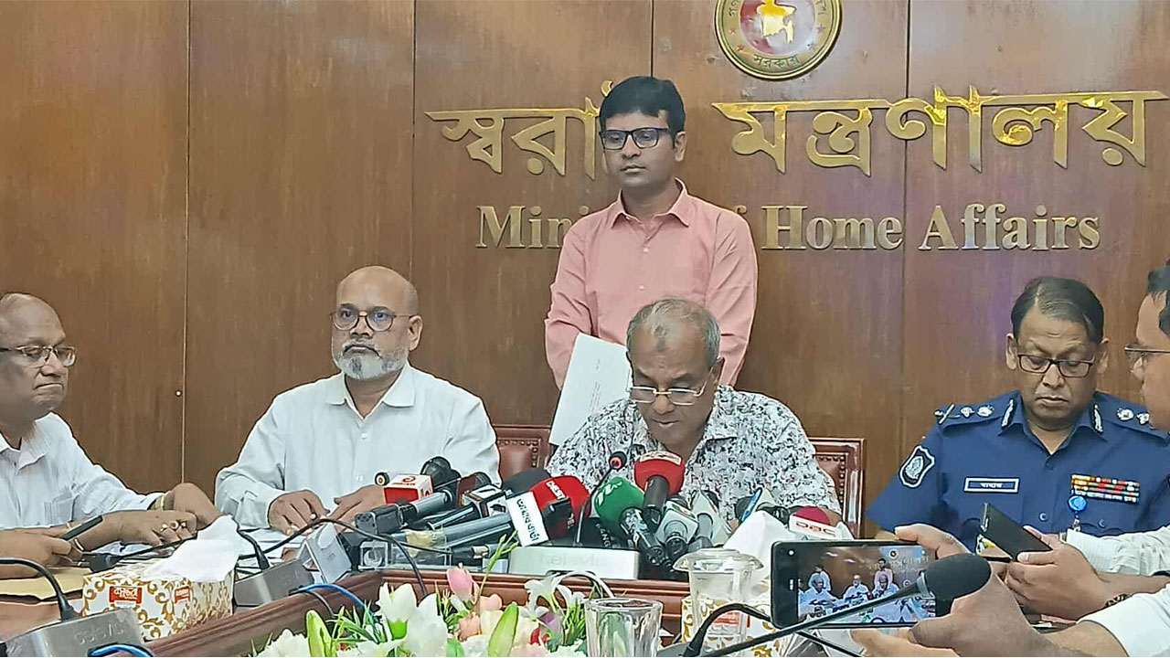 স্বরাষ্ট্র উপদেষ্টা লেফটেন্যান্ট জেনারেল (অব.) জাহাঙ্গীর আলম চৌধুরী