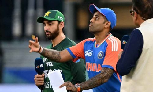 দুবাই আন্তর্জাতিক ক্রিকেট স্টেডিয়ামে টস জিতে টস পাকিস্তানকে ব্যাটিংয়ে আমন্ত্রণ জানিয়েছে ভারত
