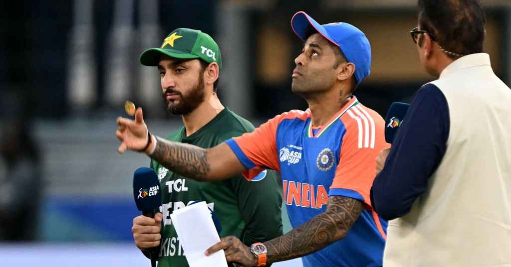 দুবাই আন্তর্জাতিক ক্রিকেট স্টেডিয়ামে টস জিতে টস পাকিস্তানকে ব্যাটিংয়ে আমন্ত্রণ জানিয়েছে ভারত
