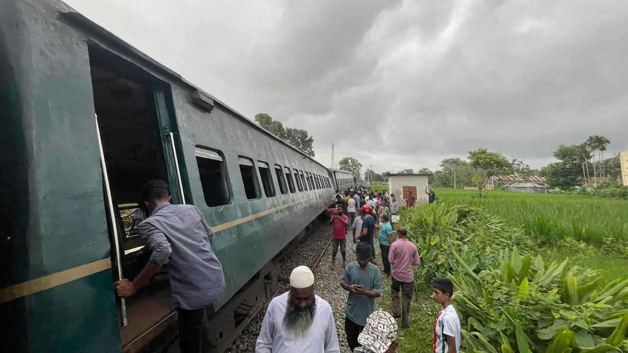রংপুরে যাত্রীবাহী ট্রেনের ৬ বগি লাইনচ্যুত