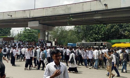 দুপুর ১টা ৫৫ মিনিটে তারা অবরোধ তুলে নেন