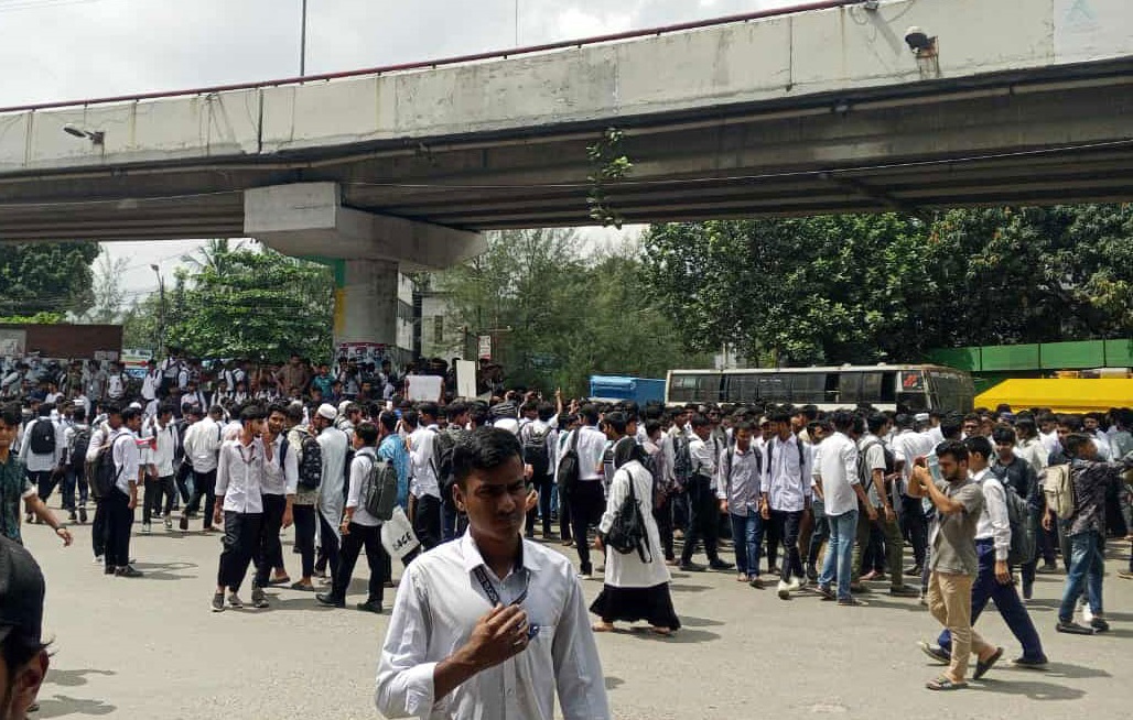 দুপুর ১টা ৫৫ মিনিটে তারা অবরোধ তুলে নেন