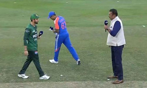 পাকিস্তান অধিনায়ক সালমান আলী আঘার সঙ্গে হাত মেলাতে দেখা যায়নি সূর্যকুমারকে