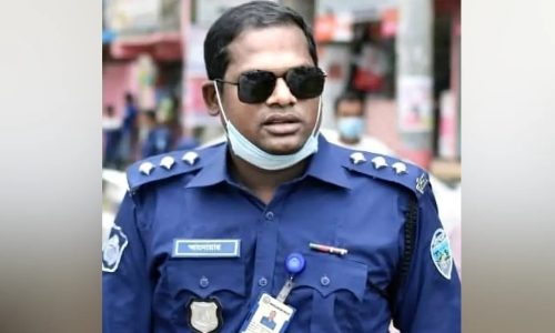 হামলার ঘটনায় পাঁচজনের নাম উল্লেখসহ অজ্ঞাত আরও ২৫-৩০ জনকে আসামি করা হয়েছে।