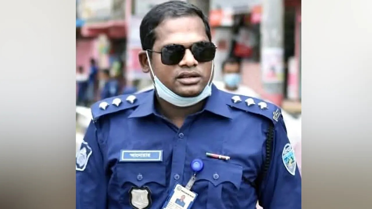 হামলার ঘটনায় পাঁচজনের নাম উল্লেখসহ অজ্ঞাত আরও ২৫-৩০ জনকে আসামি করা হয়েছে।