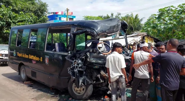 পটুয়াখালীতে বাস ও র‌্যাবের কোস্টারের সংঘর্ষ