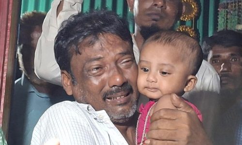 নিহত শাহাবুদ্দীনের মেয়ে আছিয়াকে কোলে নিয়ে অঝোরে কাঁদছিলেন শাহাবুদ্দীনের বাবা ছিদ্দিক। ছবি : সংগৃহীত