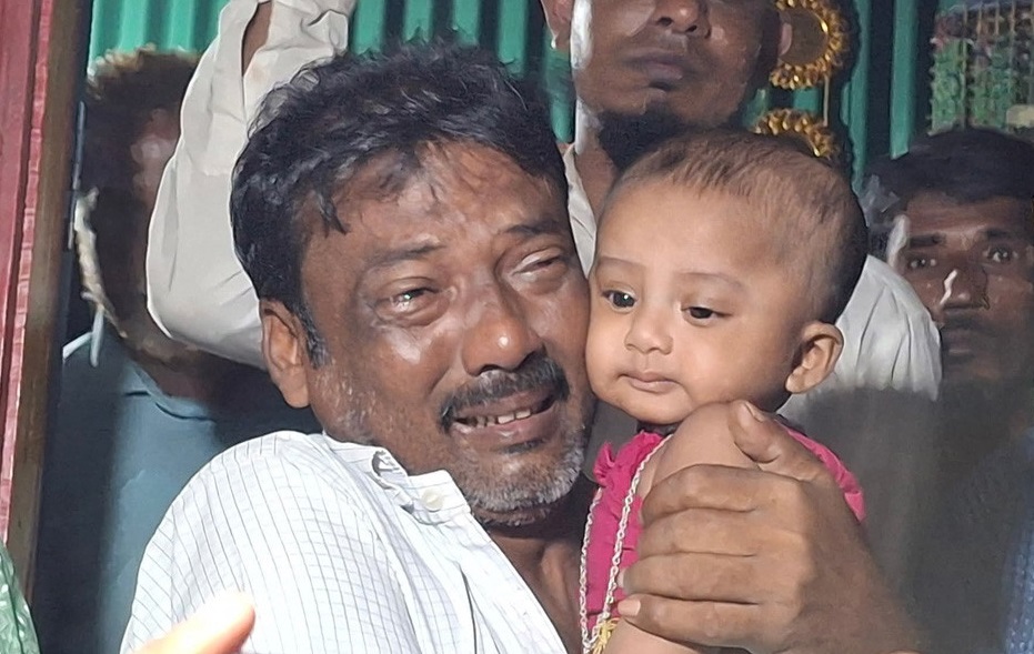 নিহত শাহাবুদ্দীনের মেয়ে আছিয়াকে কোলে নিয়ে অঝোরে কাঁদছিলেন শাহাবুদ্দীনের বাবা ছিদ্দিক। ছবি : সংগৃহীত