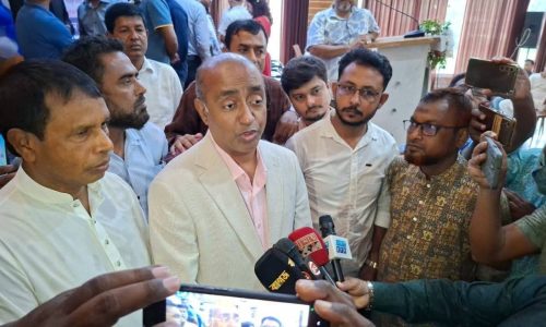 ঝিনাইদহ জোহান ড্রিম ভ্যালি পার্ক মিলনায়তনে স্থানীয় গণমাধ্যমকর্মীদের প্রশ্নের জবাবে তিনি এ কথা বলেন।