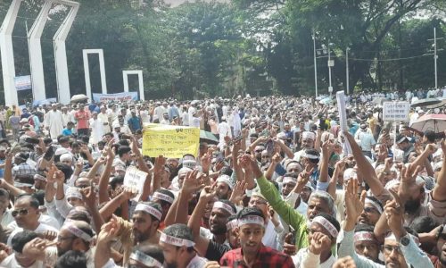 শহীদ মিনারে শিক্ষকরা