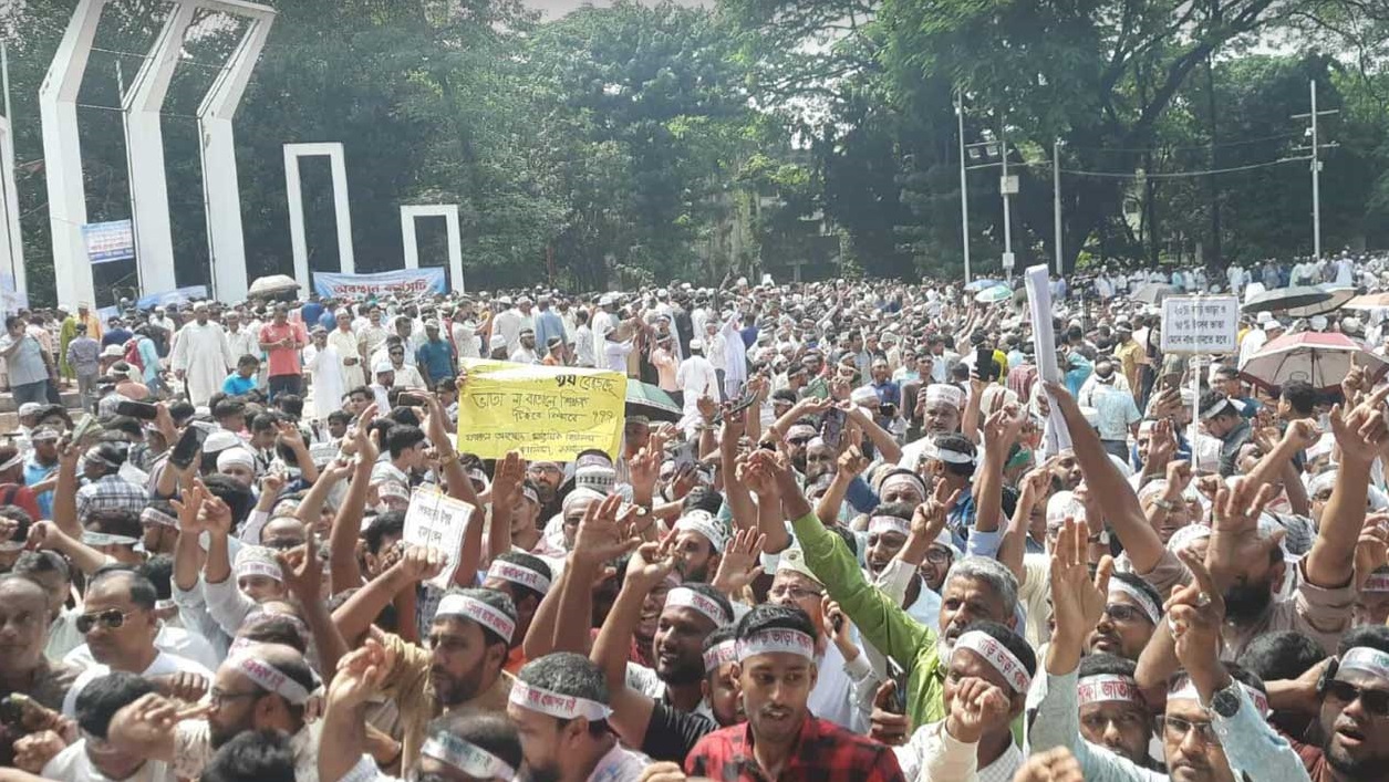 শহীদ মিনারে শিক্ষকরা