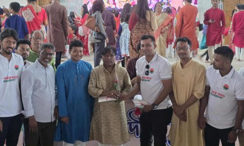 বিএনপির ভারপ্রাপ্ত চেয়ারম্যান ছাত্রদলের সাংগঠনিক অভিভাবক তারেক রহমানের পক্ষে হাতের লেখা চিঠির মাধ্যমে শুভেচ্ছা বার্তা ও গোলাপ ফুল প্রদান করেন।