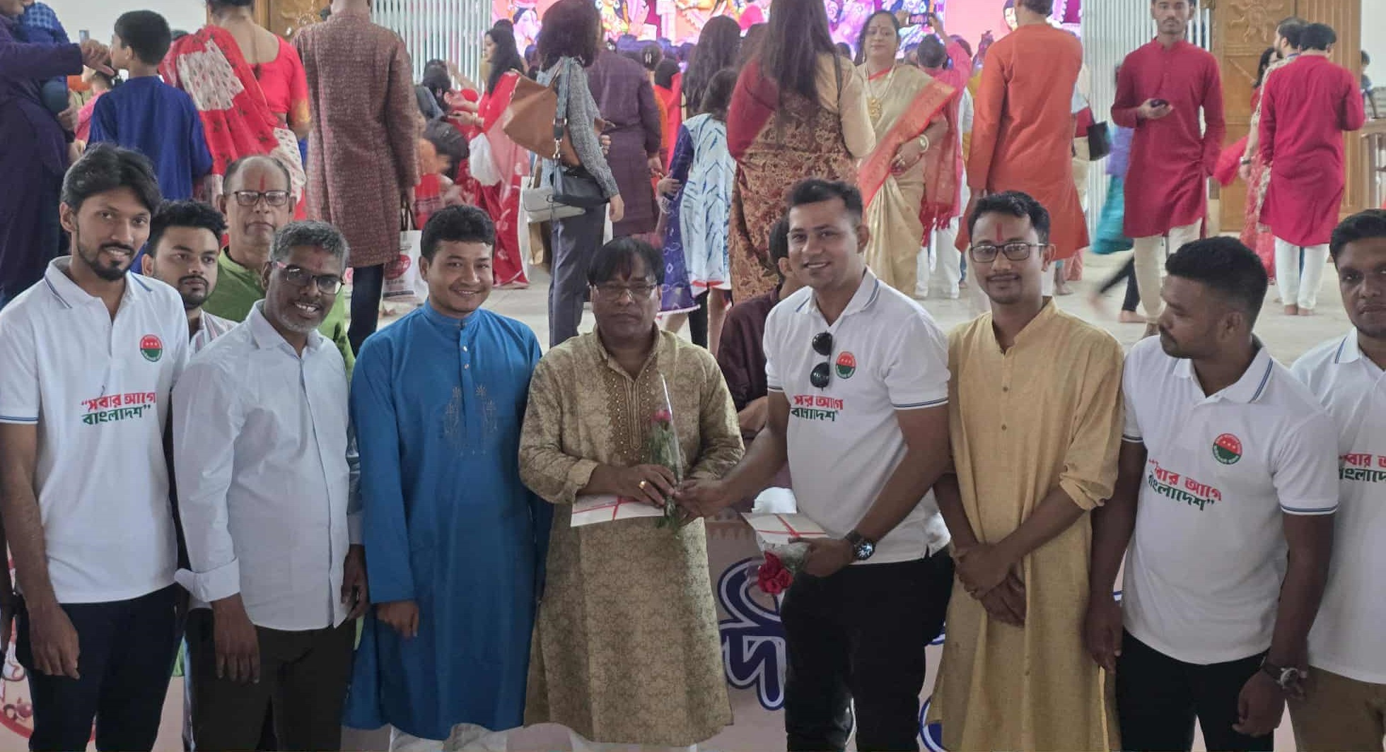 বিএনপির ভারপ্রাপ্ত চেয়ারম্যান ছাত্রদলের সাংগঠনিক অভিভাবক তারেক রহমানের পক্ষে হাতের লেখা চিঠির মাধ্যমে শুভেচ্ছা বার্তা ও গোলাপ ফুল প্রদান করেন।