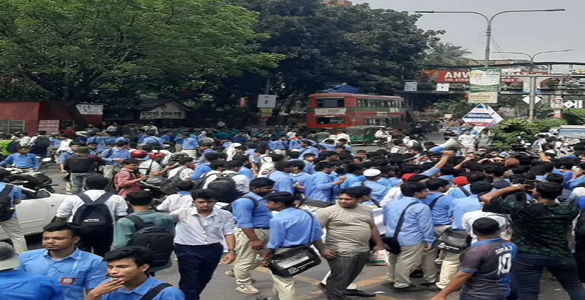 ফার্মগেটে সড়ক অবরোধ করেছেন শিক্ষার্থীরা।