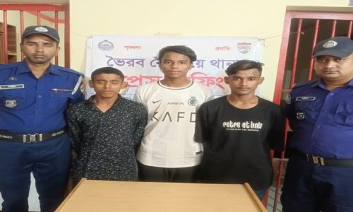 রেলওয়ে পুলিশ ও ডিবি যৌথ অভিযান পরিচালনা করে তিনজনকে গ্রেফতার করে
