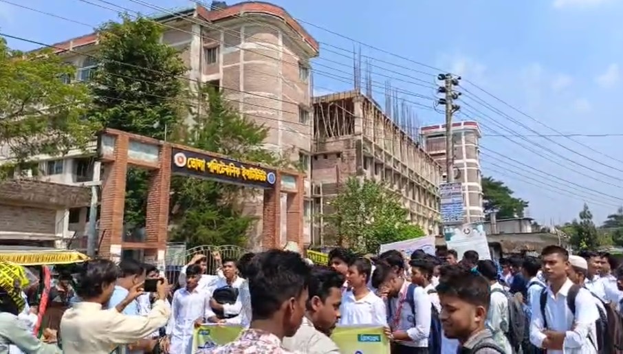 দ্বিতীয় দিনের মতো বিক্ষোভ ও সড়ক অবরোধ করেছেন ছাত্রদলের পদবঞ্চিত নেতাকর্মীরা