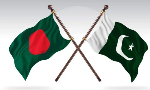 বাংলাদেশ ও পাকিস্তানের পতাকা।