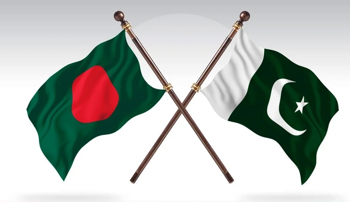 বাংলাদেশ ও পাকিস্তানের পতাকা।
