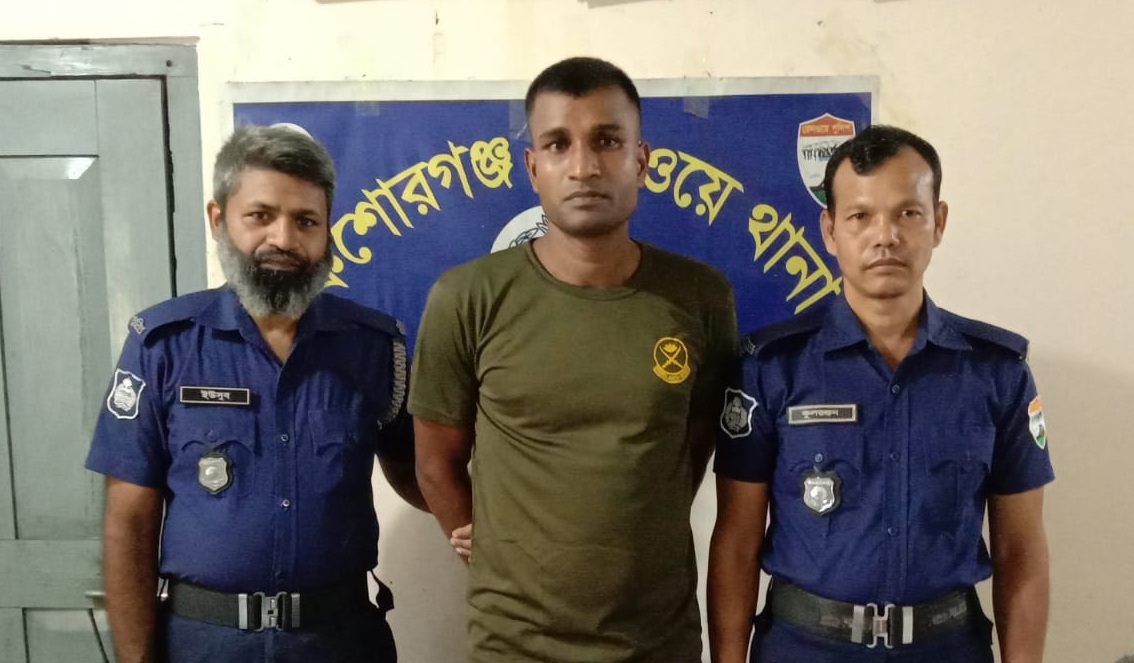 চলন্ত ট্রেনে সেনা সদস্য পরিচয় দিয়ে আটক ধর্ষণ মামলার আসামী