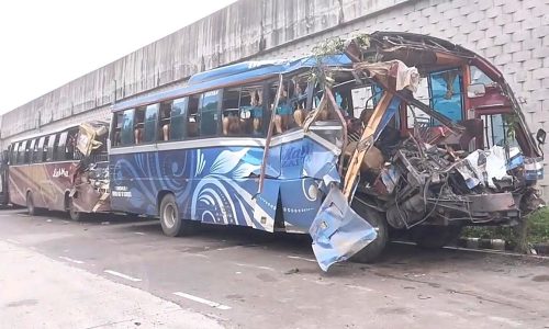 মাদারীপুরের শিবচরে কাভার্ডভ্যানের সঙ্গে দুটি যাত্রীবাহী বাসের সংঘর্ষের ঘটনা ঘটেছে