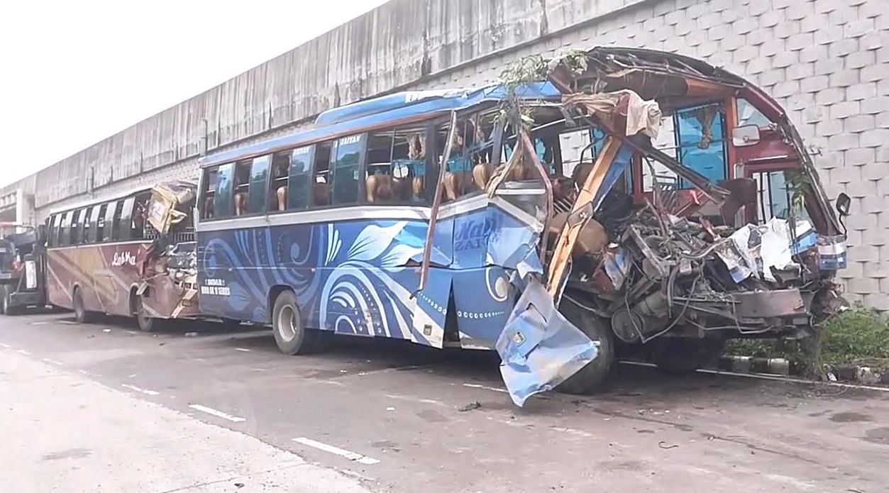 মাদারীপুরের শিবচরে কাভার্ডভ্যানের সঙ্গে দুটি যাত্রীবাহী বাসের সংঘর্ষের ঘটনা ঘটেছে